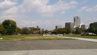 会場横の平和記念公園