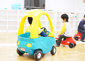 写真:乗り物で遊ぶ子供